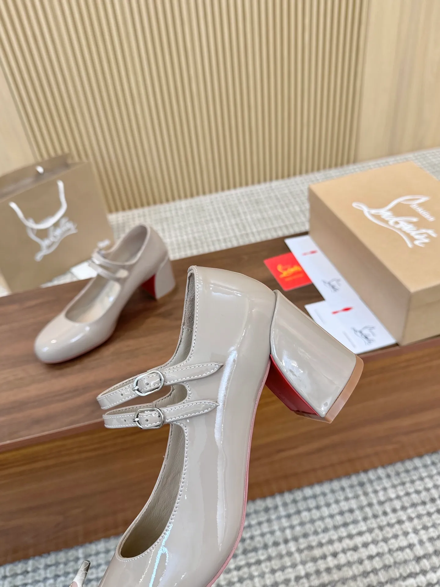 👟👟Ex-factory price 480👟👟 Genuine leather sole +40 Year-round shipment💝Christian Louboutin CL👠 "Patent Leather Series" Noble and luxurious, real blingbling👟👟 Real materials, all customized by the pattern maker, and the materials are made of original customized materials to achieve the taste of the original 6 color options💍Upper: Imported👉cow patent leather💪 Lining: Sheepskin foot pad/lining Code number: 34-40.41.42 Heel height: 6.5cm Genuine leather sole Rubber sole